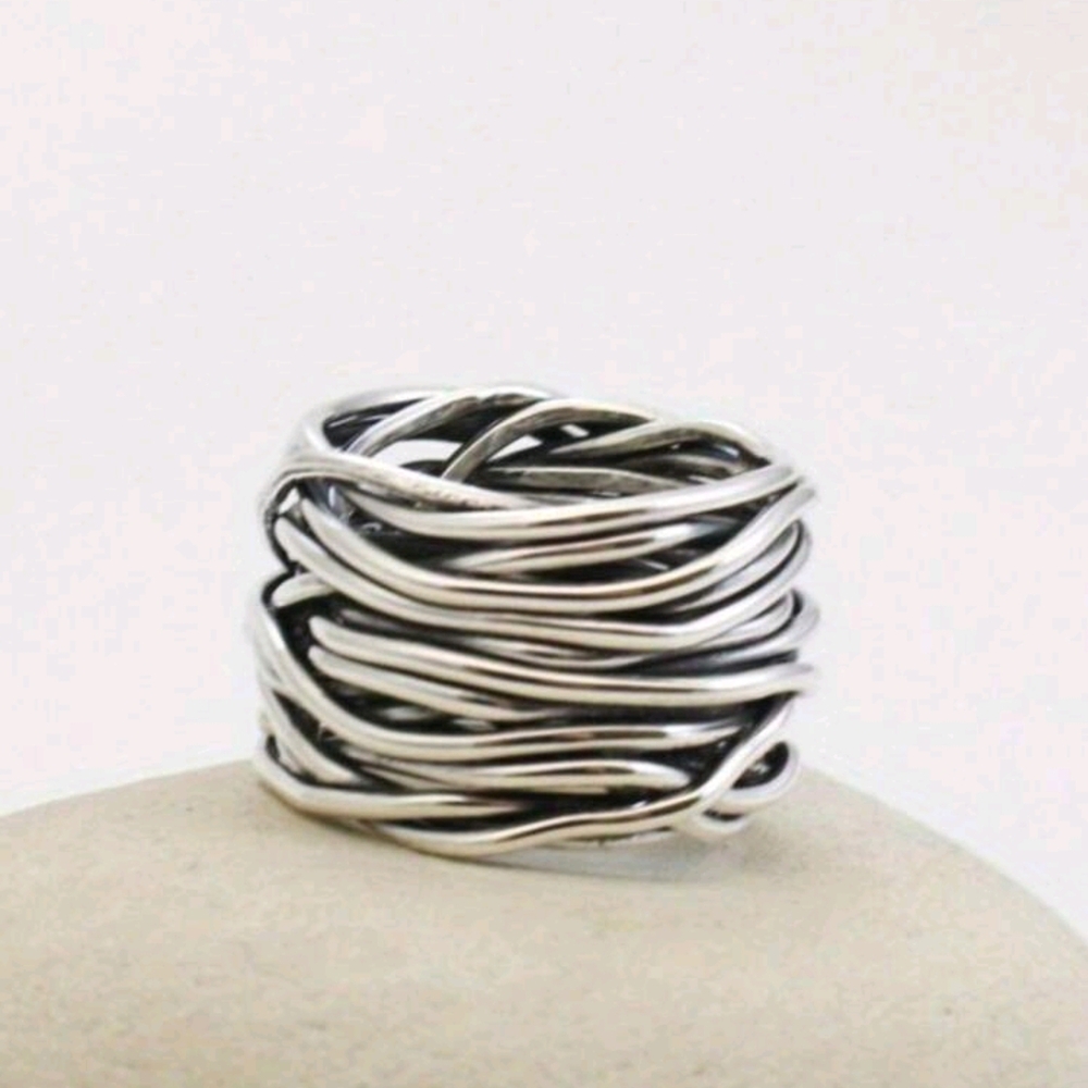 Elegant Silver Twisted Band Ring
